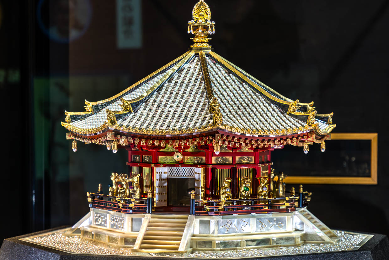 Ein detailreiches Modell eines japanischen Pagoden-Gebäudes steht in Toba, Japan