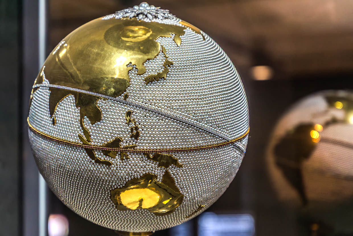 Ein mit Perlen und Edelsteinen besetzter Globus wird in einem Museum in Toba, Japan, ausgestellt