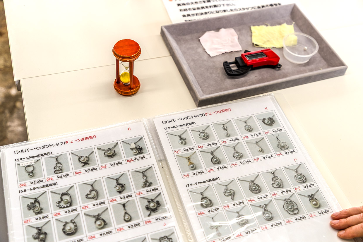 Schmuckkatalog mit Perlenanhängern und Preisen in Shima, Japan