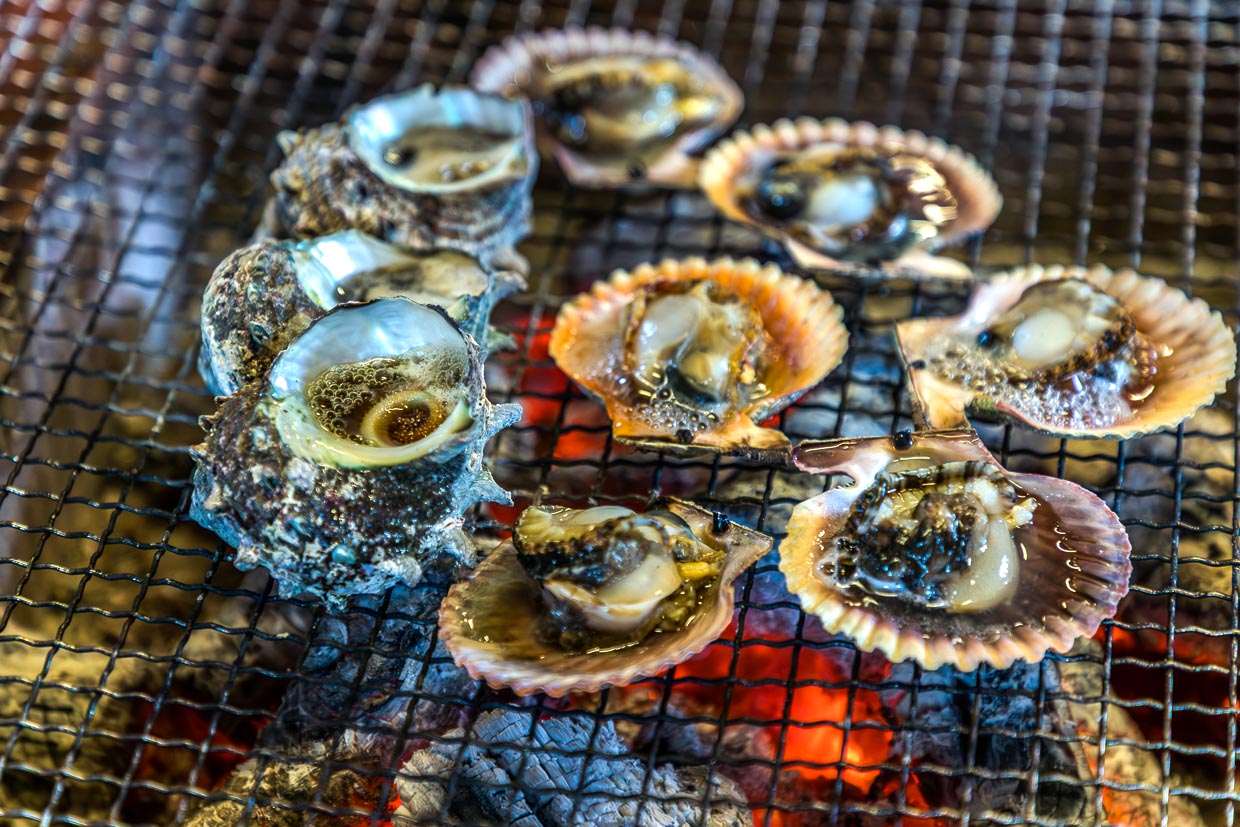 Schalentiere werden über glühender Kohle gegrillt in Shima, Japan