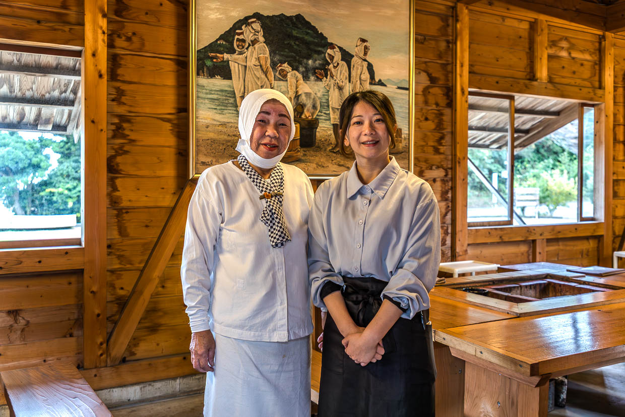 Zwei Frauen stehen vor einem Gemälde in einem Restaurant in Shima, Japan