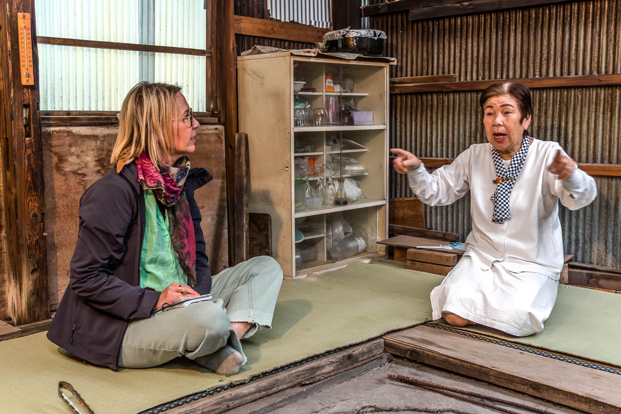Zwei Frauen unterhalten sich in einem traditionellen japanischen Haus in Shima, Japan