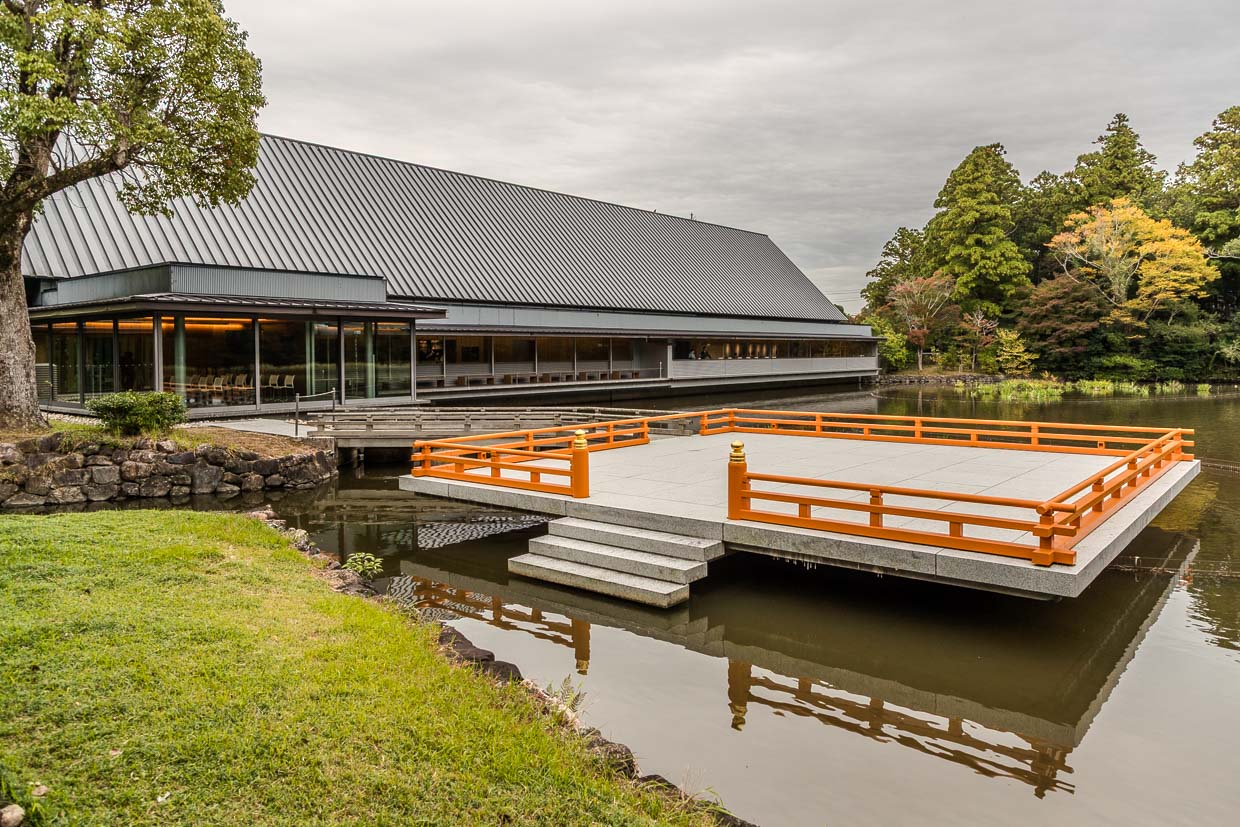 Ein modernes Gebäude steht mit orangefarbener Plattform am Wasser in Iwabuchi 1-chome, Ise, Japan