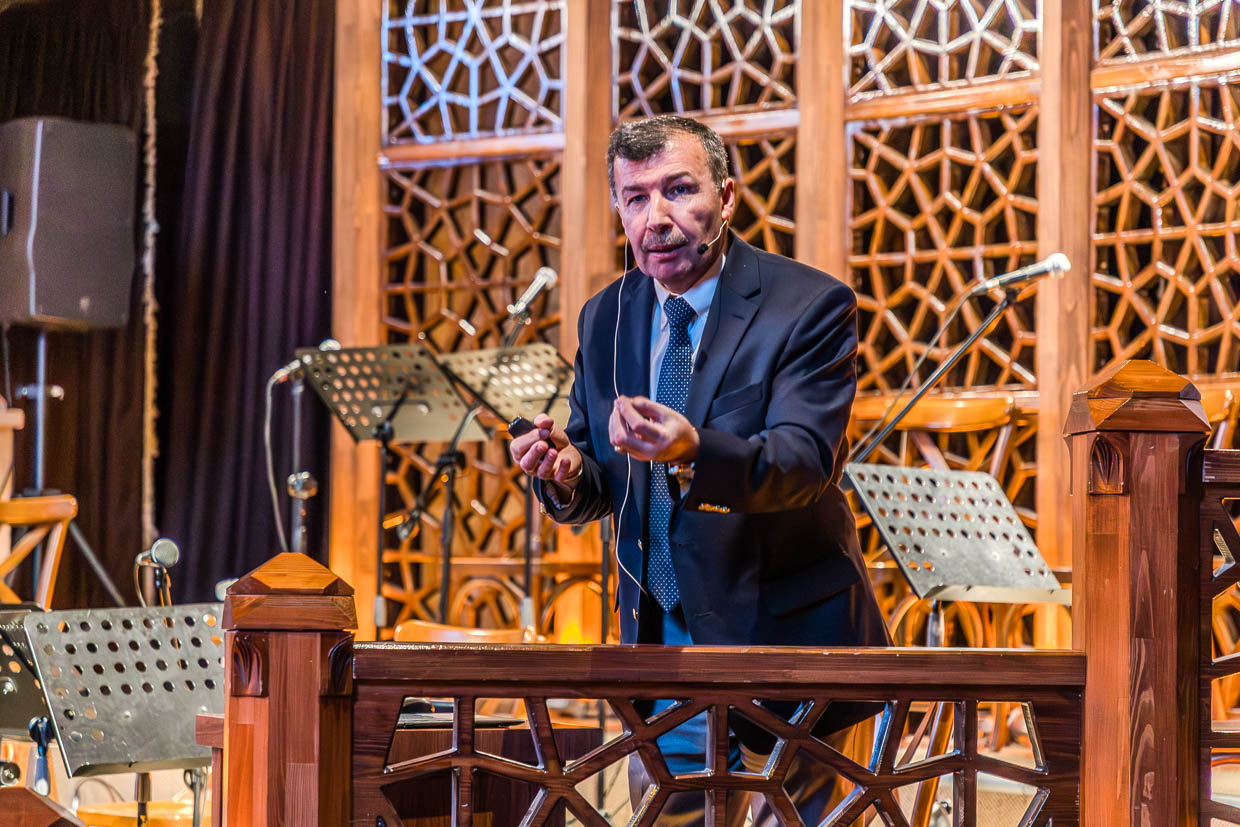 Professor Bilal Kuşpinar bei einer Vorlesung im İrfan Medeniyeti Araştırma ve Kültür Merkezi (İRFA), einem Forschungs- und Kulturzentrum in Konya / © Foto: Georg Berg