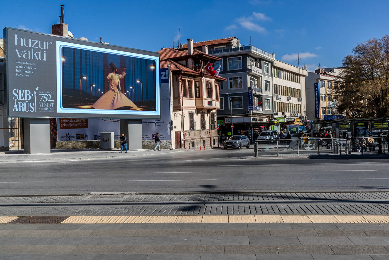 Ein großes LED-Display in Konya weist mit einem tanzenden Derwisch auf das Fest Şeb-i Arûs hin / © Foto: Georg Berg