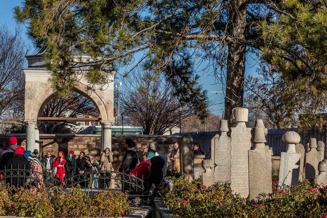 Besucher des Mevlana-Museums in Konya betrachten historische Grabsteine von Derwischen / © Foto: Georg Berg