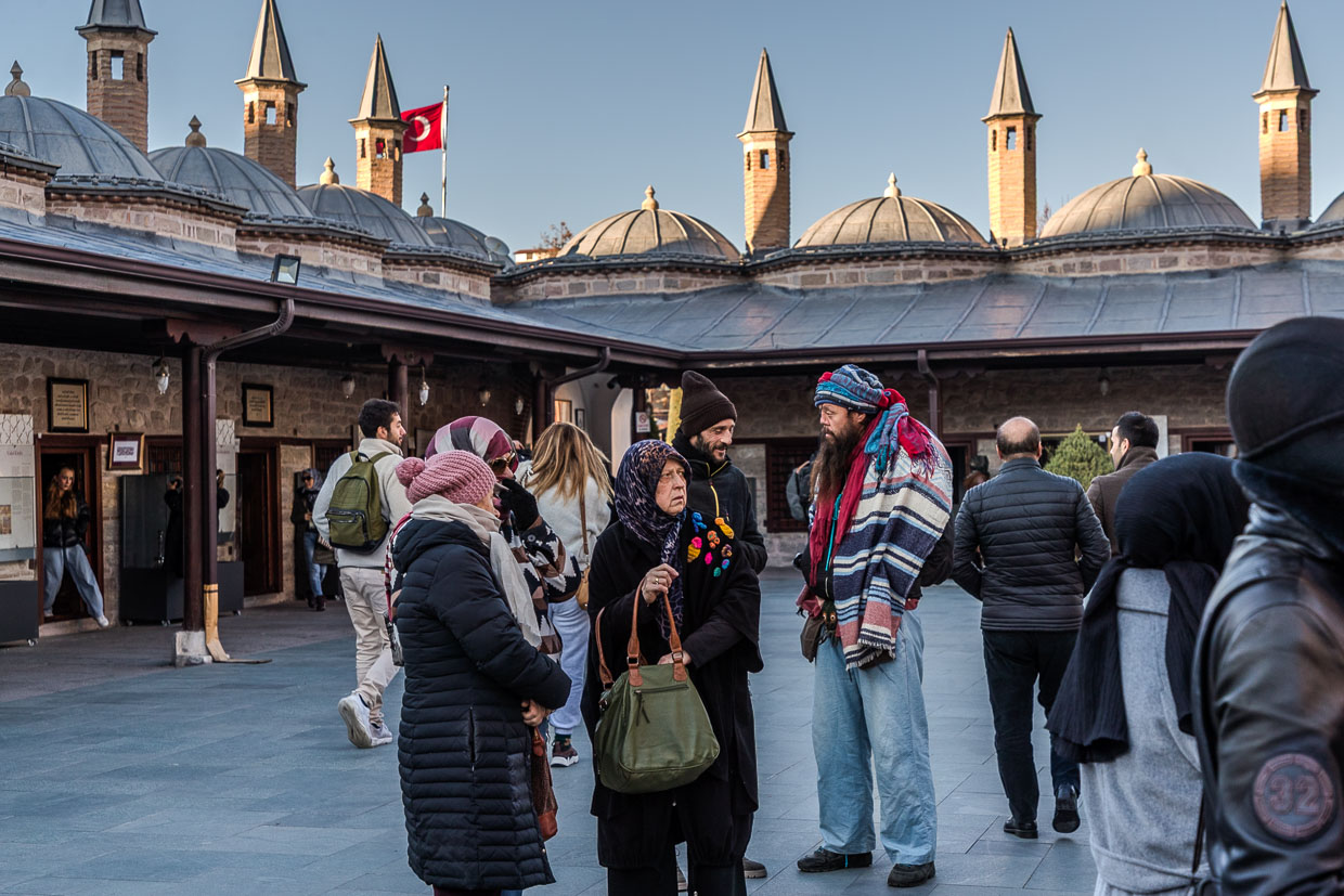 Internationales Publikum vor dem Mausoleum von Dschalāl ad-Dīn ar-Rūmī während der Feierlichkeiten beim jährlich im Dezember stattfindenden Şeb‑i Arus / © Foto: Georg Berg