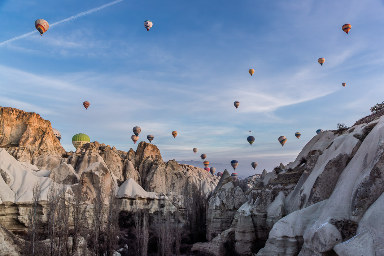 Heißluftballons schweben über den Feenkaminen von Kappadokien / © Foto: Georg Berg