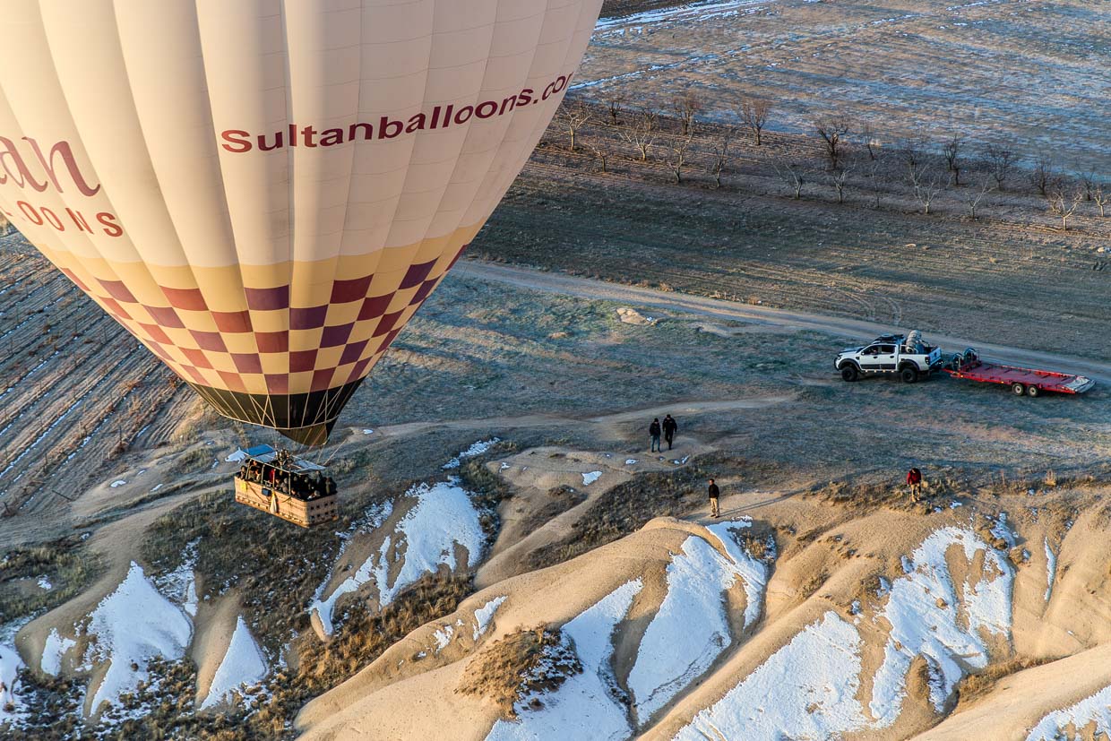 Heißluftballon kurz vor der Landung auf einem Transporttrailer / © Foto: Georg Berg
