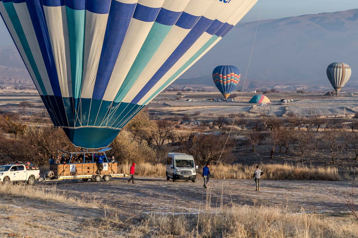 Nach der Landung eines Heißluftballons dürfen die Passgiere den Korb erst verlassen, wenn er sicher mit dem Trailer verbunden ist und die Ballonhülle keinen Auftrieb mehr hat / © Foto: Georg Berg