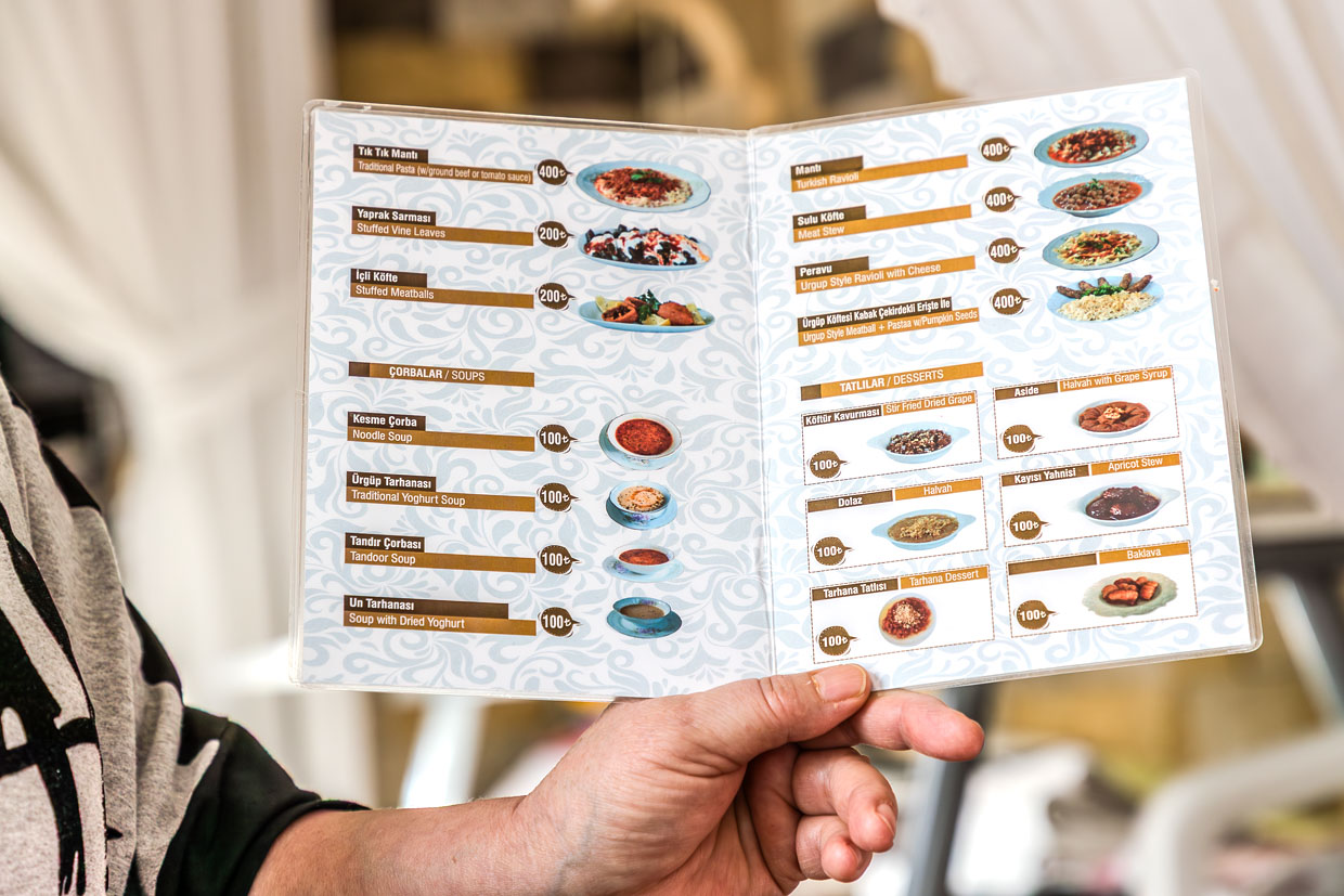 Preiswert und gut. Speisekarte des Restaurants Tık Tık Kadın Emeği / © Foto: Georg Berg
