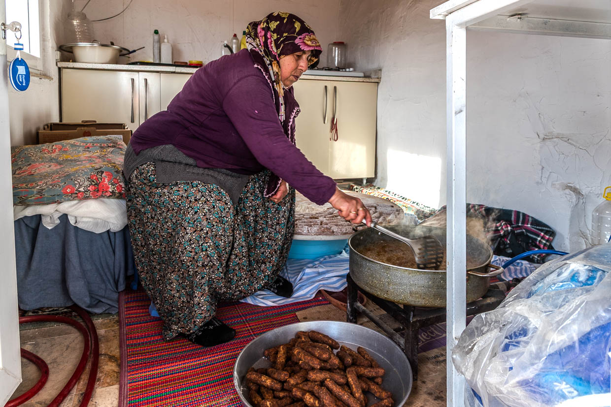 Eine Köchin beim Frittieren der Hackfleischbällchen Ürgüp Köftesi in der kleinen Küche des Restaurants Tık Tık Kadın Emeği / © Foto: Georg Berg