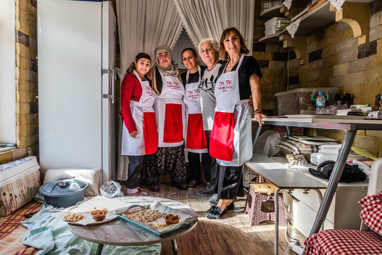 Mitglieder der Frauen-Kooperative Tık Tık Kadın Emeği in der Küche ihres Restaurants / © Foto: Georg Berg