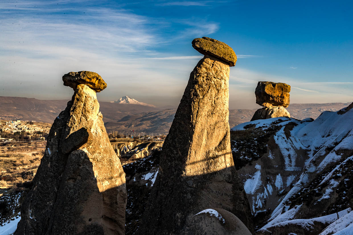 Felsformationen mit Schnee bedeckt in der Nähe von Ürgüp. Im Hintergrund der markante Stratovulkan Erciyes Dağı (Erciyes) / © Foto: Georg Berg