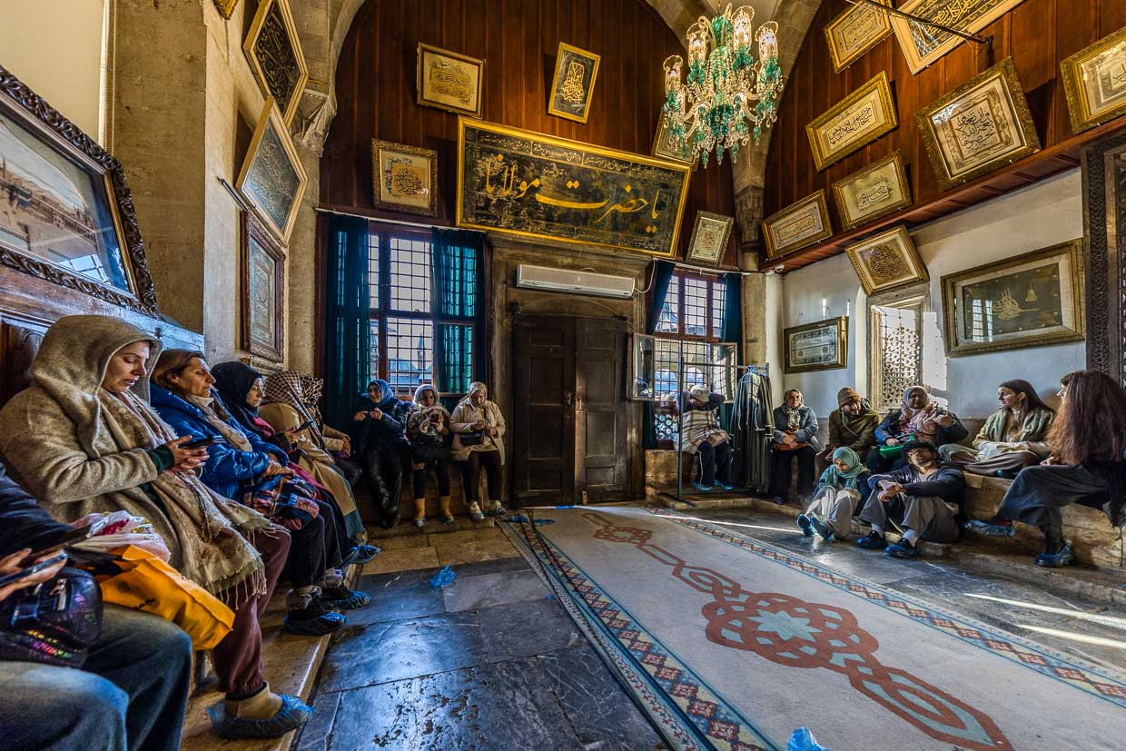 Der Tilavet-Raum (Tilavet Odası) im Mevlana Museum führt zum Raum, in dem sich das Grab von Dschalāl ad-Dīn ar-Rūmī befindet. In diesem Raum wurde früher ununterbrochen aus dem Koran rezitiert und gesungen, bevor das Mausoleum in ein Museum umgewandelt wurde. Die Pilger lassen sich bei der spirituellen Praxis inzwischen von ihren Smarphones unterstützen / © Foto: Georg Berg
