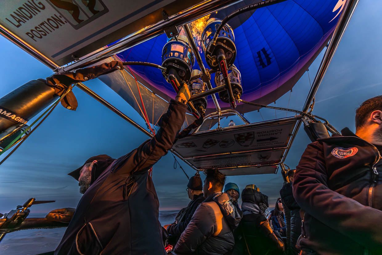 Passagiere und Piloten einer Ballonfahrt vor Sonnenaufgang über Göreme / © Foto: Georg Berg