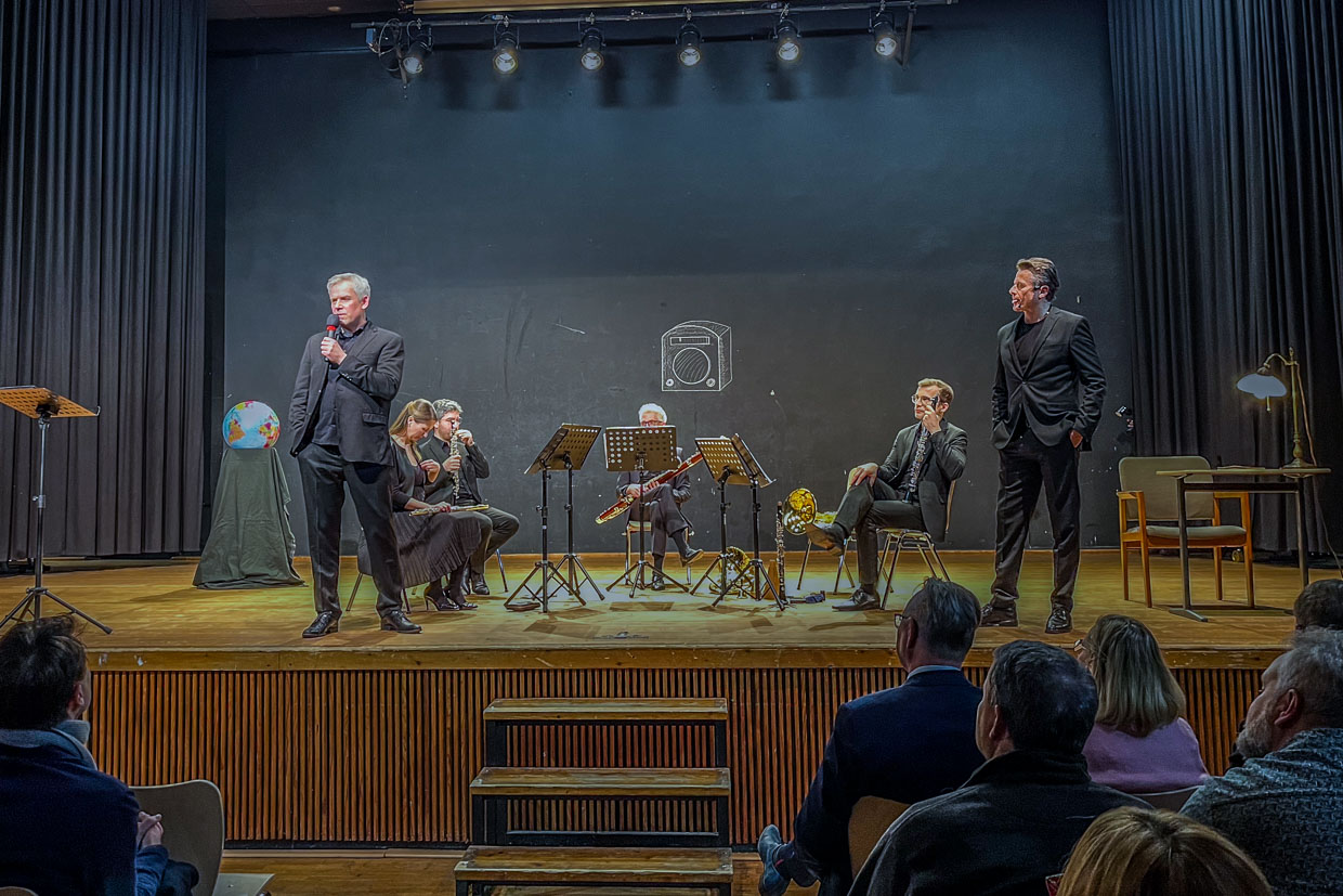 Ensemblemitglied Benjamin Comparot spricht nach dem Konzert über Demokratieförderung / © Foto: Angela Berg