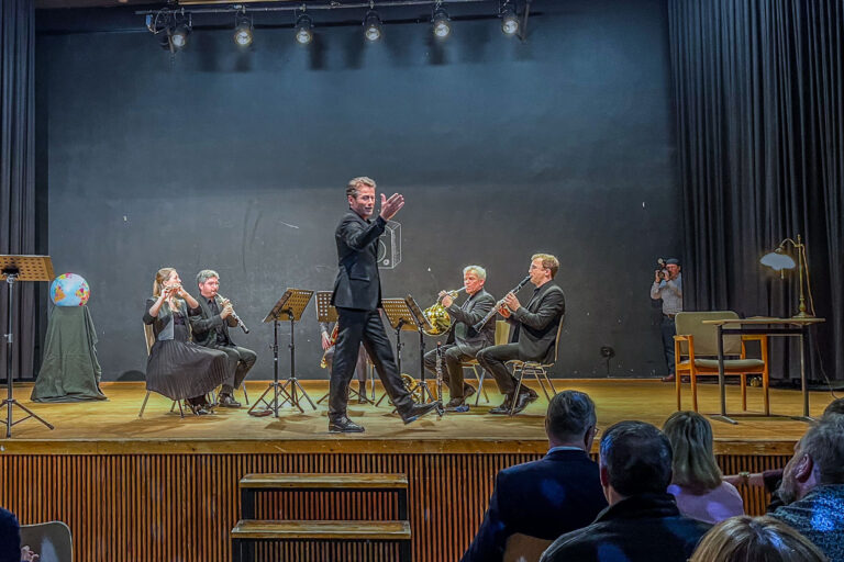 Schauspieler Roman Knižka rezitiert aus dem Programm Deutschland, siehst du das nicht? / © Foto: Angela Berg