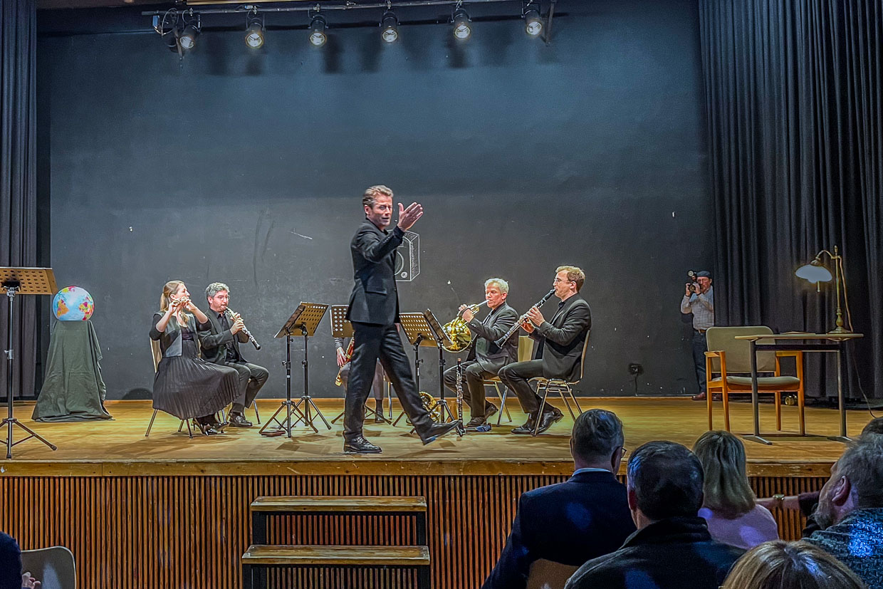 Schauspieler Roman Knižka rezitiert aus dem Programm Deutschland, siehst du das nicht? / © Foto: Angela Berg