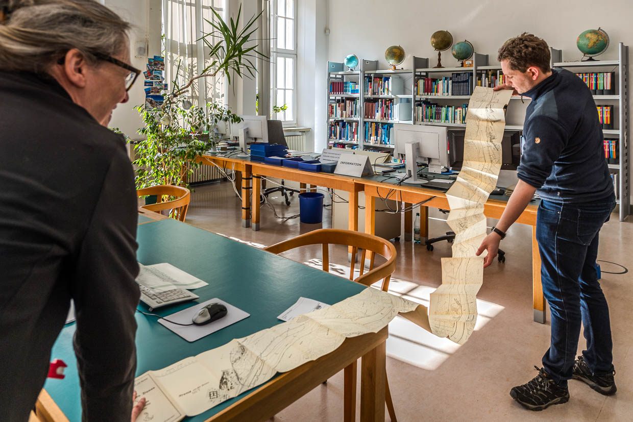Eine von 285.000 Karten und Atlanten in der Deutschen Nationalbibliothek: Die Flusslaufkarte der Donau, gefaltet gemäß der Krümmung des Flusses / © Foto: Georg Berg