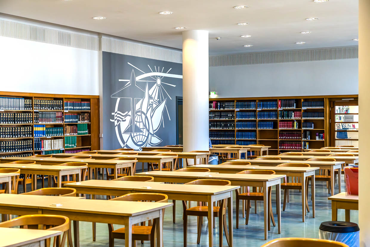 Der Lesesaal der Deutschen Nationalbibliothek aus den 1960-er Jahren mit eckigen Nierentischen und für die DDR typischer Wanddekoration / © Foto: Georg Berg