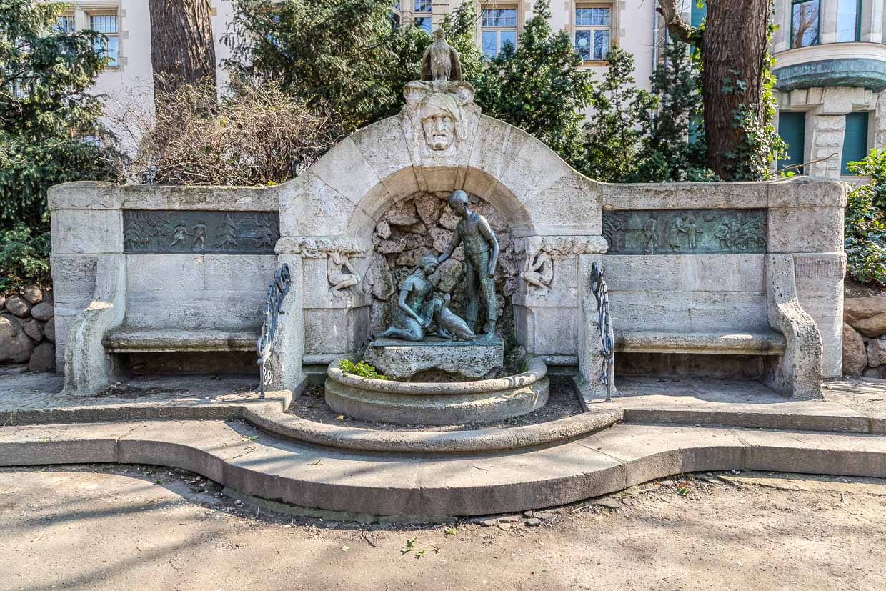 Bronzefiguren eines Brunnens mit Sitzbänken in Leipzig, Germany