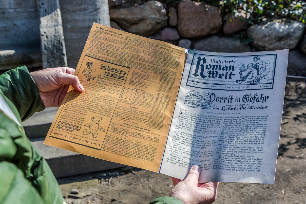 Person liest Illustrierte Roman-Welt in Leipzig, Germany