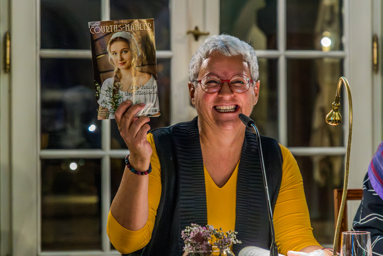 Frau präsentiert Buchcover "Die Tochter der Wäscherin" in Leipzig, Germany