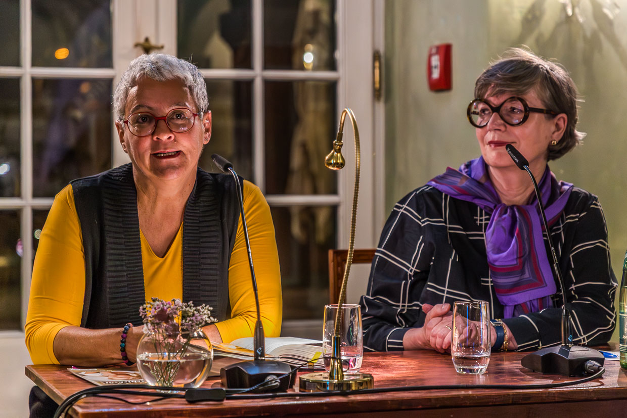 Zwei Frauen sprechen in Mikrofone in Leipzig, Germany