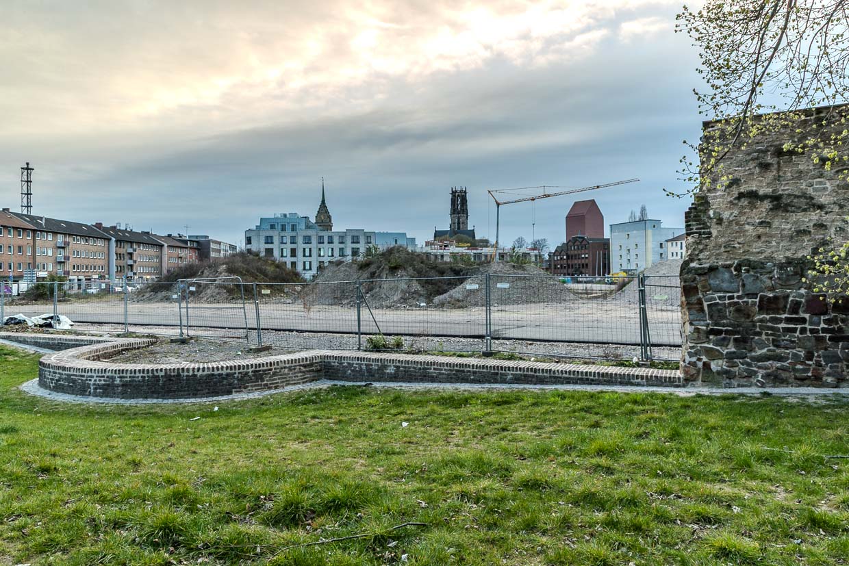 Großbaustelle Holzhafen als neues Wohn- und Hotelquartier in Duisburg. Das Vorhaben nutzt einen ehemaligen Industrieplatz im Rahmen des langjährigen Masterplans von Norman Foster für den Innenhafen. Es verbindet Wohnen, Gastronomie und Freizeit am Wasser, integriert in die historische Kulisse mit Stadtmauer-Resten zwischen Altstadt und Hafenbecken / © Foto: Georg Berg