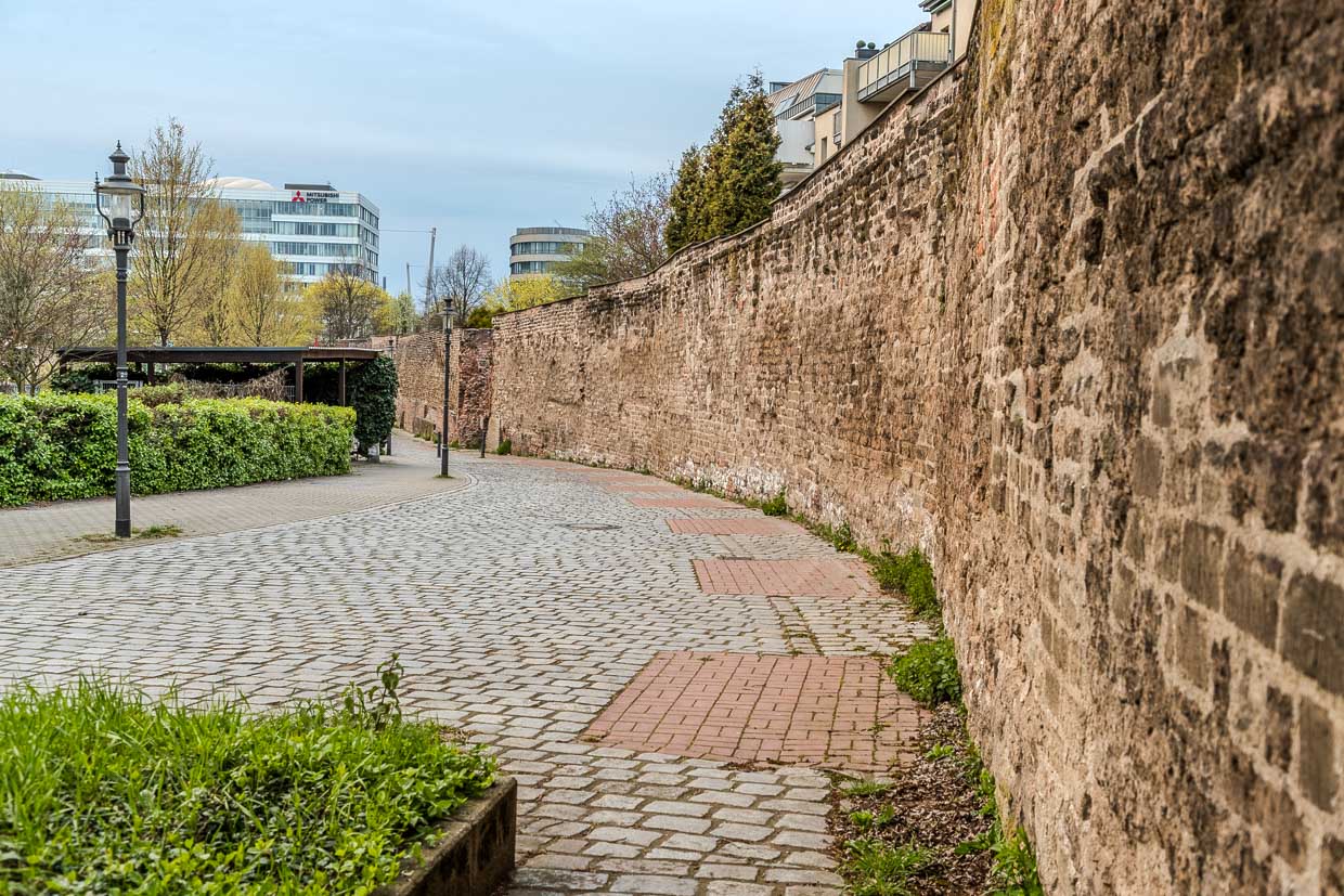 Duisburg hat eine der ältesten erhaltenen Stadtmauern in Deutschland. Die Stadtmauer schützte die Duisburger Altstadt seit dem 12. Jahrhundert und wurde bis ins 14. Jahrhundert erweitert. Ursprünglich etwa 2,5 Kilometer lang, umfasste sie Türme, Gräben und Tore wie das Stapeltor oder Marientor / © Foto: Georg Berg