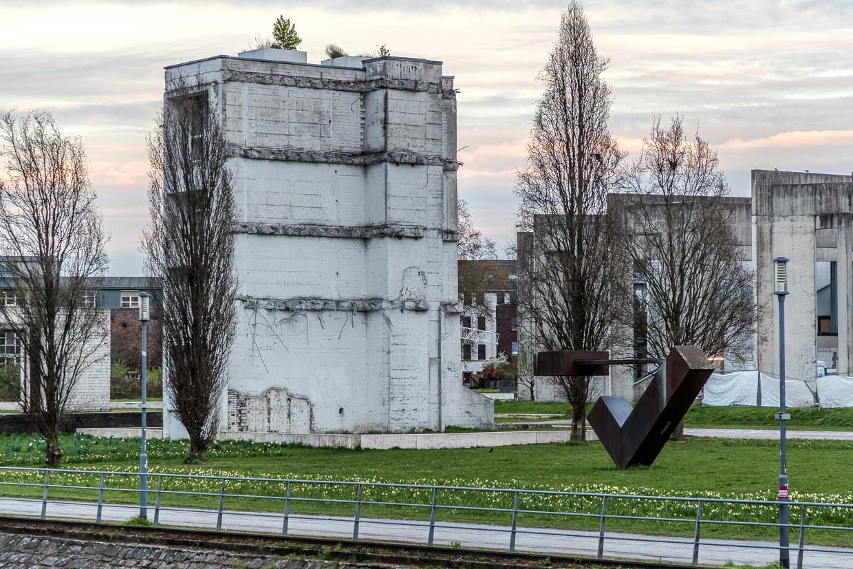 Garten der Erinnerung (Altstadtpark) in Duisburg wurde vom israelischen Künstler Dani Karavan konzipiert (1996–1999). Er lässt Überreste ehemaliger Lagerhallen und Nachkriegsarchitektur stehen, umgewandelt in Aussichtstürme, Bühnen und Landschaftselemente mit Bergkiefern und Gleditschien – ein Symbol für Industriegeschichte und Erinnerung / © Foto: Georg Berg
