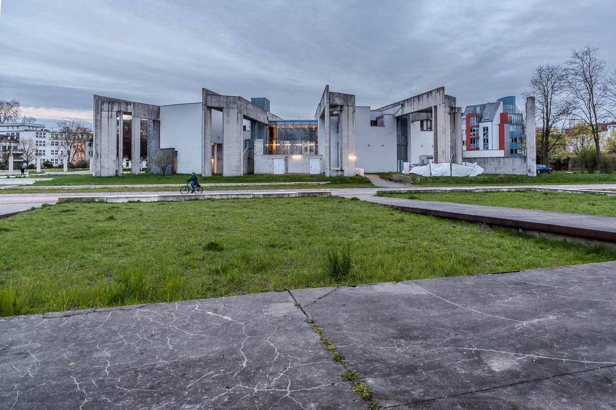 Neue Synagoge Duisburg und der angrenzende Garten der Erinnerung im Innenhafen. Architekt Zvi Hecker entwarf das Konzept der Synagoge (1996–1999, eingeweiht 1999), die wie ein aufgeschlagenes Buch wirkt und Sternformen integriert. Sie dient der Jüdischen Gemeinde Duisburg-Mülheim-Oberhausen mit über 2.800 Mitgliedern / © Foto: Georg Berg