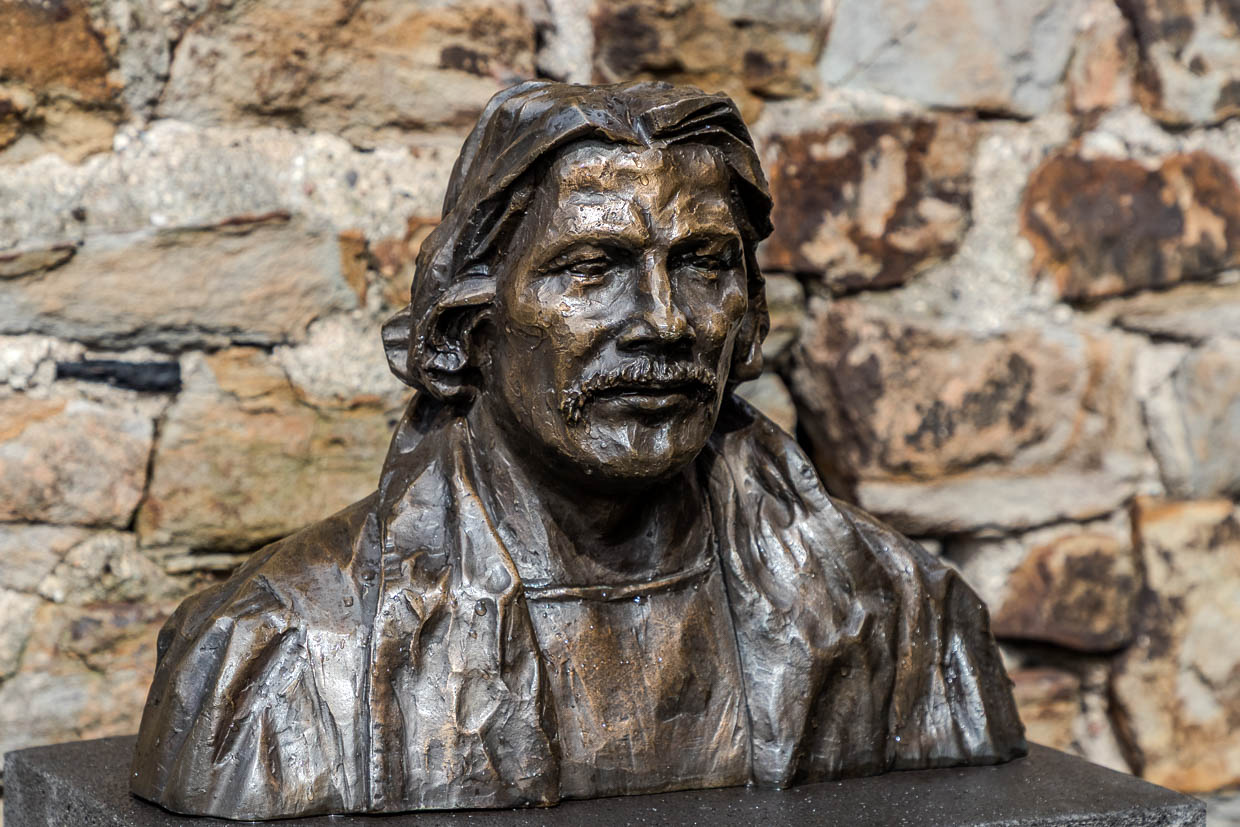 Die Büste für Horst Schimanski in der gleichnamigen Gasse in Duisburg-Ruhrort wurde am 16. September 2022 aufgestellt. Künstlerin Carolin Höbing / © Foto: Georg Berg