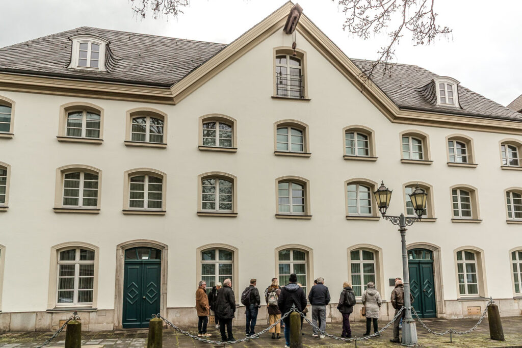Das restaurierte historische Packhaus von 1756 beherbergt heute das Haniel Museum mit Originalräumen, Schriftstücken und Möbeln zur Firmengeschichte. Es öffnet für Besuchergruppen und zeigt den Wandel vom Hafenhandel zur Industriegruppe / © Foto: Georg Berg
