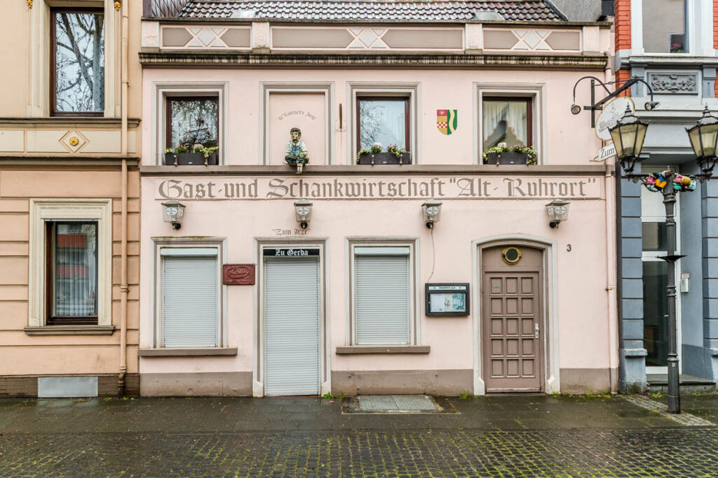 Gaststätte "Alt Ruhort" mit Schildern und Dekorationen in Duisburg, Germany