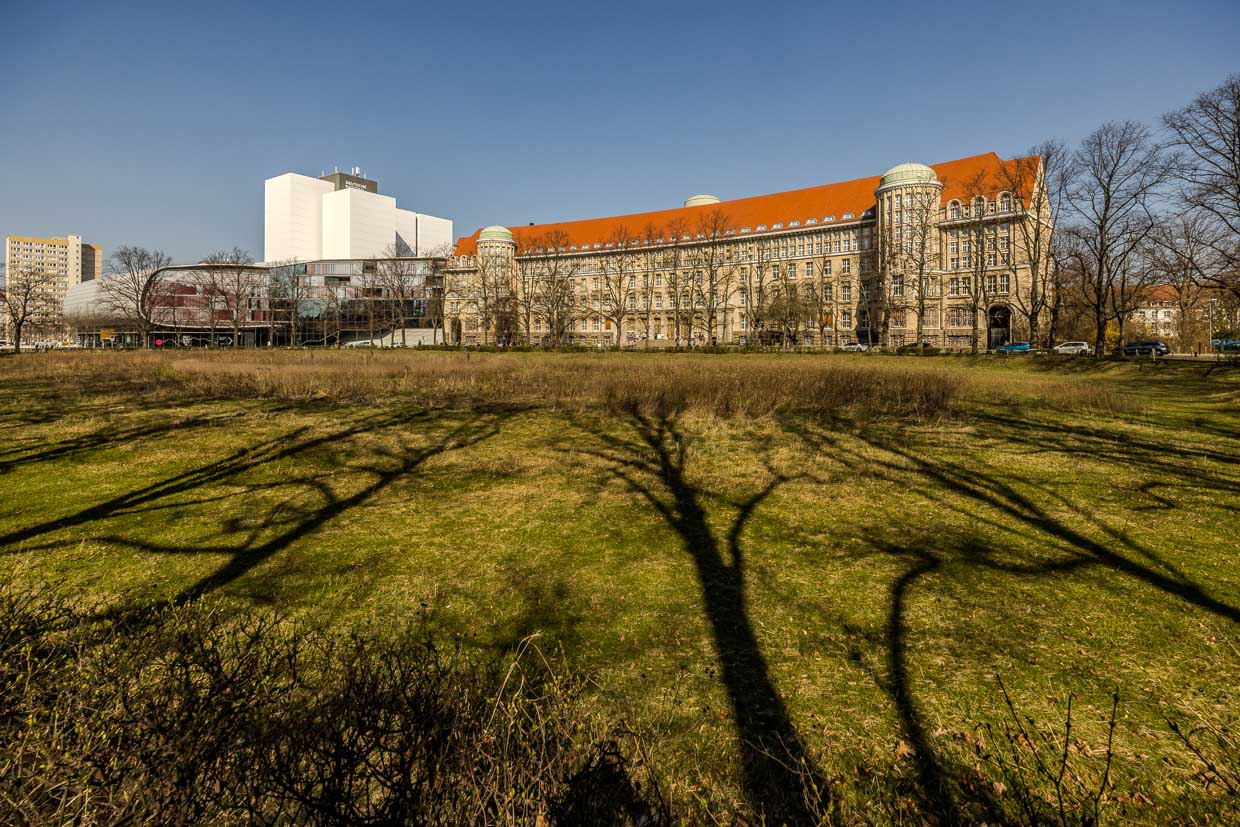 Deutsche Nationalbibliothek in Leipzig. Oscar Busch entwarf eine Vision "auf Zubau verdammt" die bis 2212 reicht. Der Grundstein des ersten Gebäudes wurde 1914 gelegt / © Foto: Georg Berg
