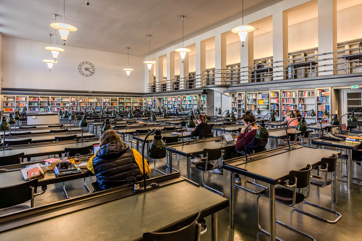 Bauhaus-Lesesaal von 1935/36 mit Bücherregalen und Schreibtischen in der Deutschen Nationalbibliothek Leipzig. Hier befindet sich mit 106 Exemplaren die größte Sammlung von Mart Stam Freischwinger-Stühlen / © Foto: Georg Berg