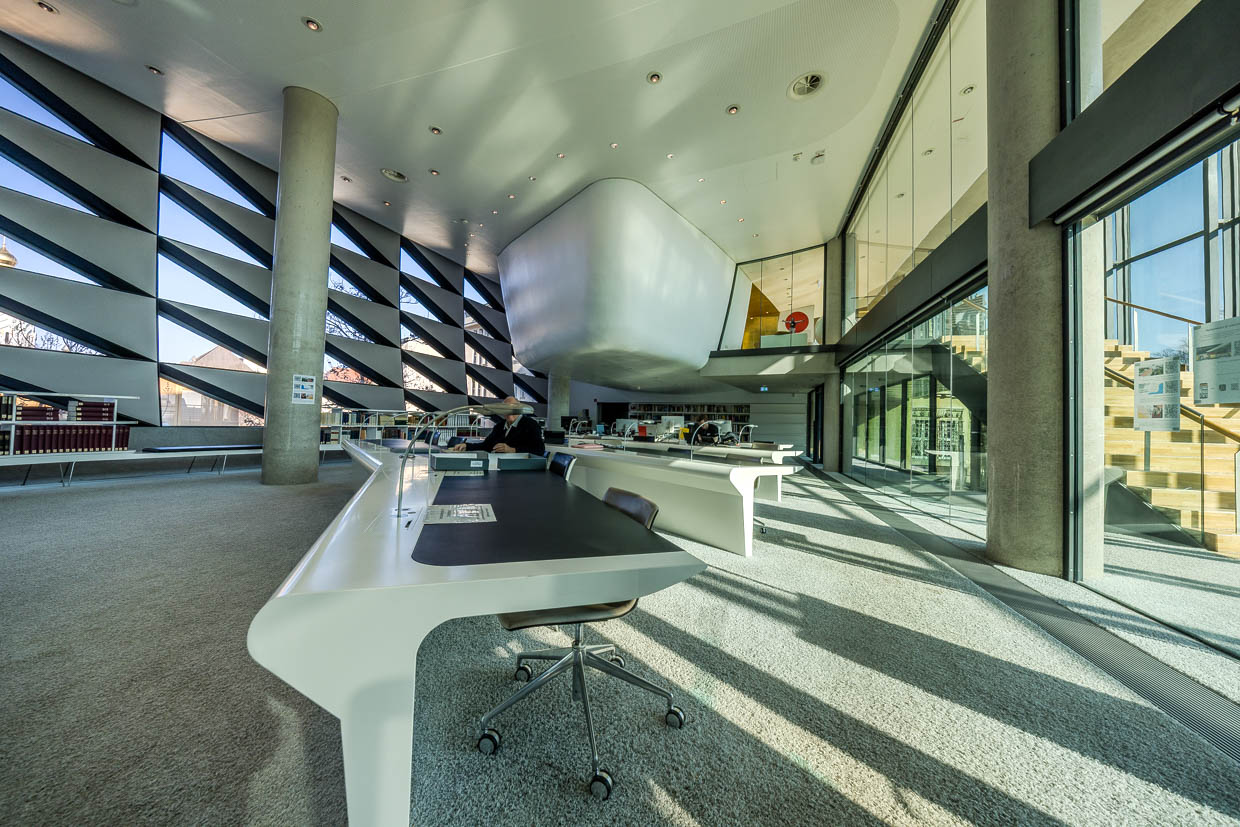 Lesesaal der Deutschen Nationalbibliothek von 2012. An den Arbeitsplätzen Miniaturen der Leipziger Peitschenleuchte als Leselampe / © Foto: Georg Berg