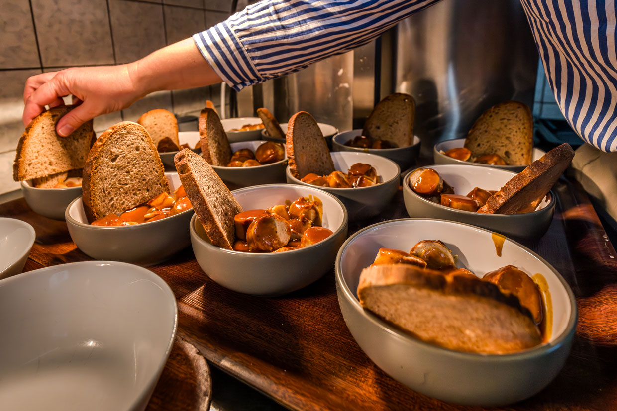 Tablett mit Currywurst in der Hafenkneipe Zum Hübi in Duisburg Ruhrort. Die Currysauce ist hausgemacht und die Spezialität des Hauses / © Foto: Georg Berg