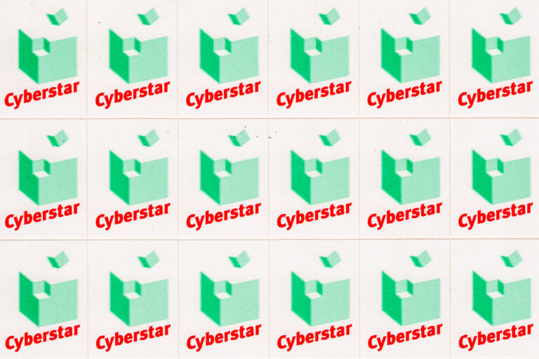 Cyberstar-Logo:Cyberstar-Schriftzug und grüner Würfel, aus dessen Ecke ein kleiner grüner Würfel davonfliegt