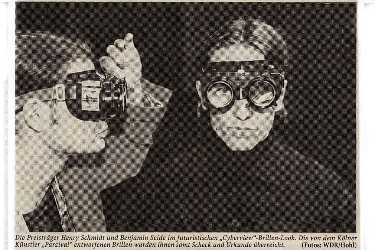 Preisträger Henry Schmidt und Benjamin Seide im futuristischen "Cyberview"-Brillen-Look. Foto aus WDRprint Juli/August 1995