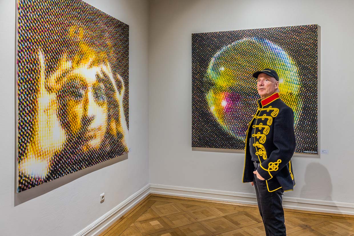 Ein Mann in historischer Uniformjacke betrachtet großformatige Kunstwerke auf der Schanze, Grevenbroich, Deutschland
