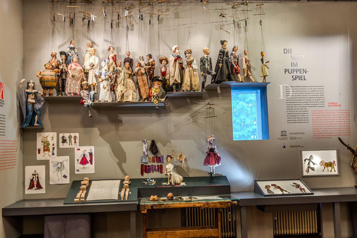 Die Ausstellung 'Die Welt im Puppenspiel' präsentiert vielfältige Marionetten in der Schwarzstraße Salzburg Austria