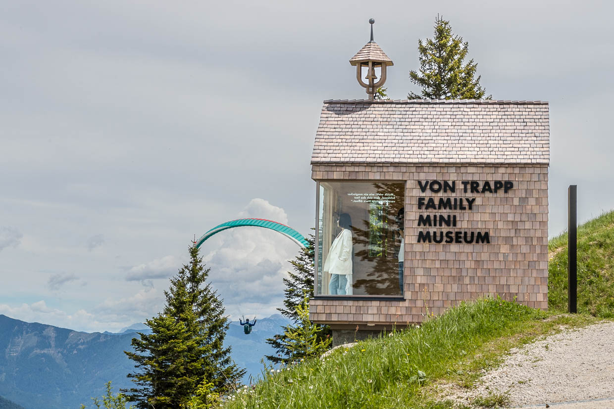 Ein Paraglider schwebt nahe dem Von Trapp Family Mini Museum am Zwölferhorn - Mountainbike - Runde in Sankt Gilgen Austria