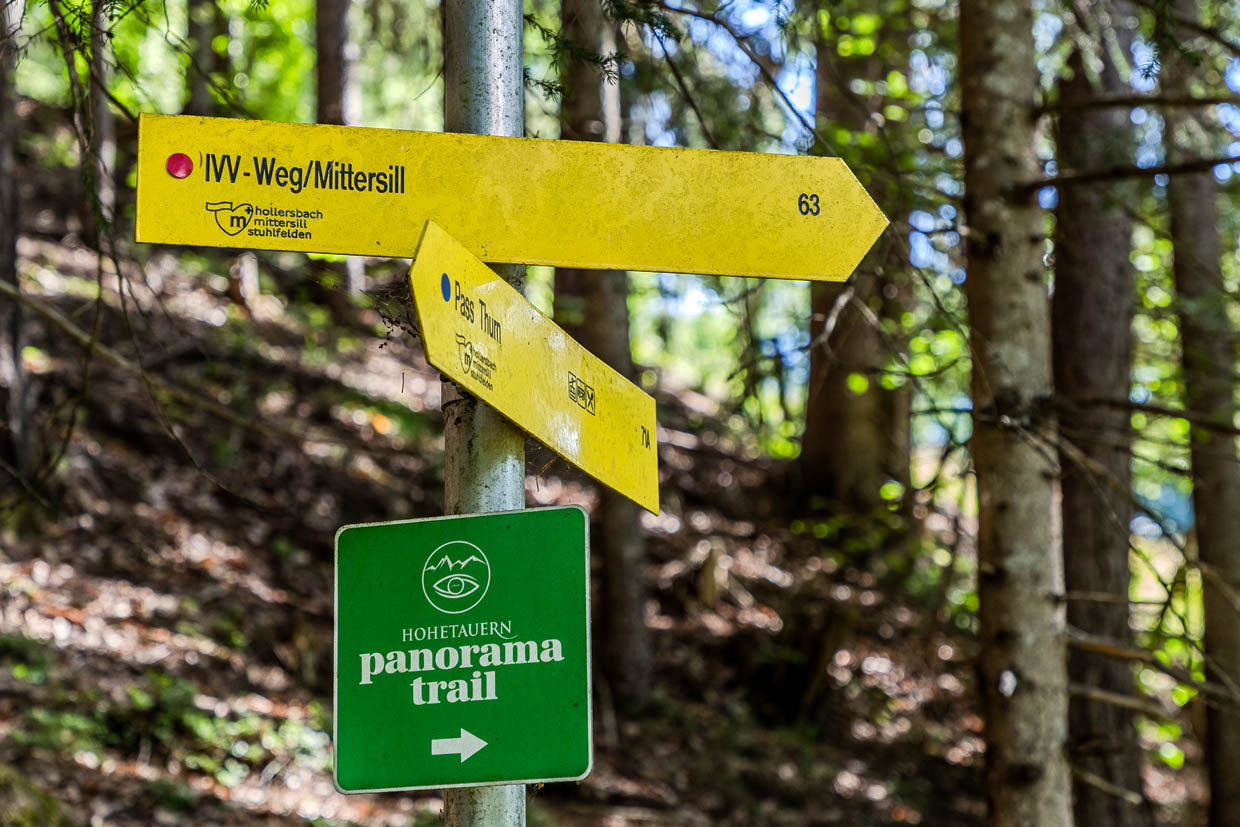 Wanderwegweiser zeigen Routen wie den IVV-Weg und Hohetauern panorama trail am Wachtlehenweg in Mittersill Austria