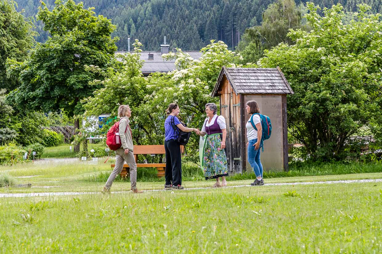Vier Personen treffen sich in 13, Reitlehen, Austria