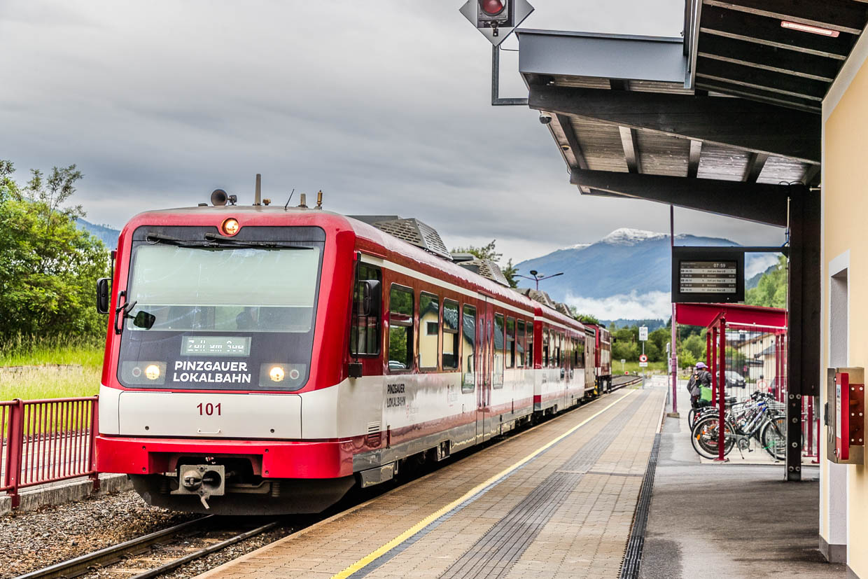 Pinzgauer Lokalbahn am Bahnsteig in Mittersill vor alpiner Bergkulisse