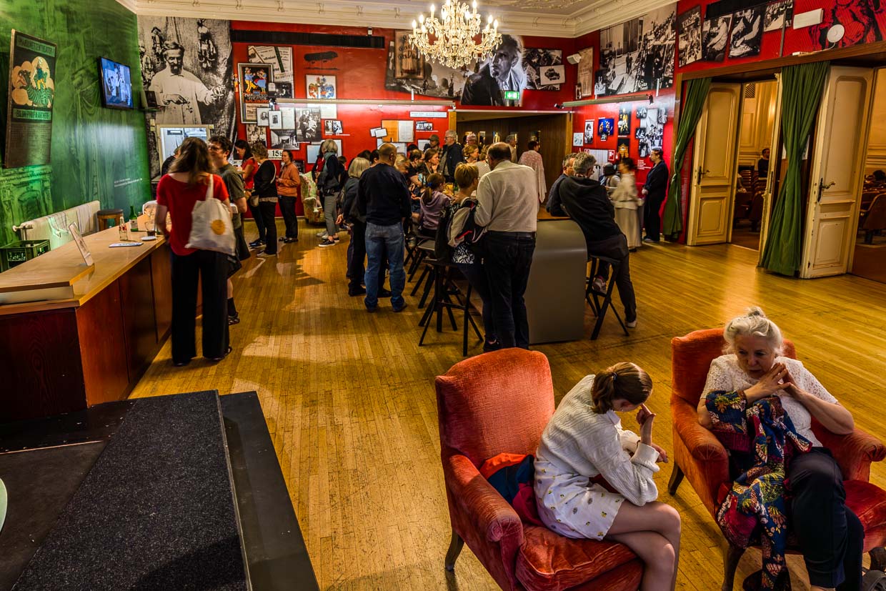 Besucher versammeln sich in einem historischen Ausstellungsraum mit Bar in der Bristol-Passage, Salzburg, Austria