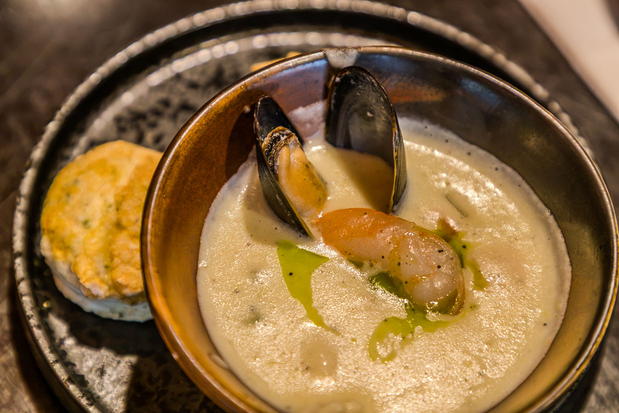 Cremige Suppe mit Muscheln und Garnelen wird auf Upper Water Street, Halifax, Canada serviert